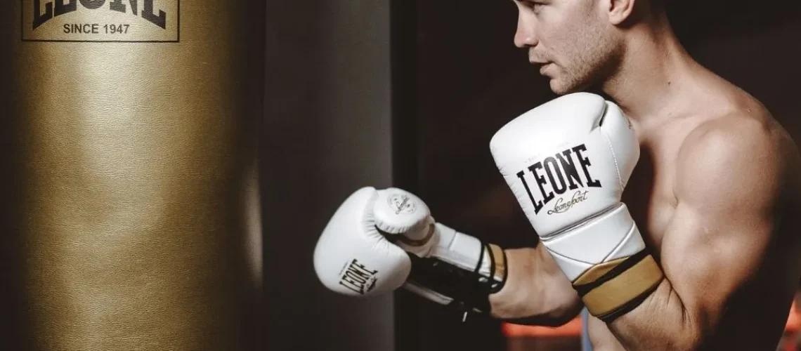 guantes de boxeo con velcro o cuerdas
